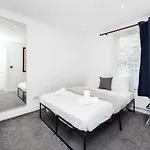 Stylish 2-Bedroom In The Aldgate