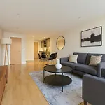 Stylish 1-Bed Flat In Greenwich - Steps From Dlr & City Views