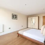 Stylish 1-Bed Flat In Greenwich - Steps From Dlr & City Views