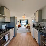 Chic Flat With Balcony Close To Stamford Bridge
