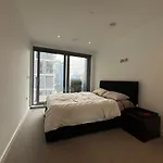 Chic 2Bd Flat With Private Balcony In Battersea
