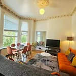 Charming Home With Private Balcony, On 1St Floor, With 2 Bathrooms, 3 Min Walk To Earl\'S Court Station