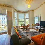 Charming Home With Private Balcony, On 1St Floor, With 2 Bathrooms, 3 Min Walk To Earl\'S Court Station