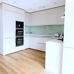 Modern Luxury Entire Covent Garden Apartment Sleeps 5 600Sqft