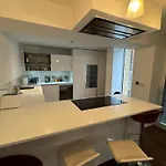 Beautiful Newly Renovated 2 Bed Apartment In Bank