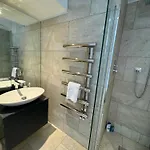Beautiful Newly Renovated 2 Bed Apartment In Bank