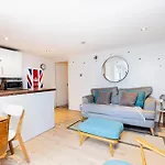 Stunning, Stylish Garden Flat In The Heart Of Wimbledon