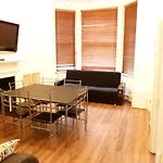 Beautiful Family Apartment Barons Court