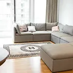 Top Floor Luxury And Spacious 2 Bedroom Apartment In Stratford