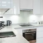 Top Floor Luxury And Spacious 2 Bedroom Apartment In Stratford