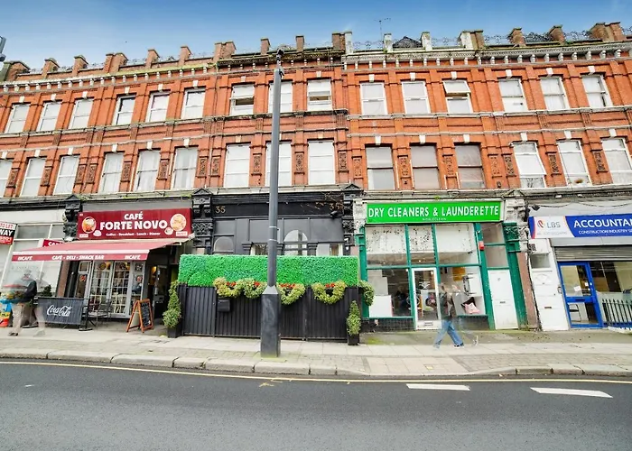 Oyo London Lodge
