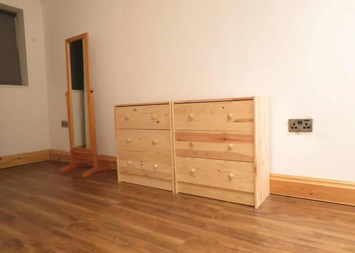 Modern Split Level Flat In Croydon