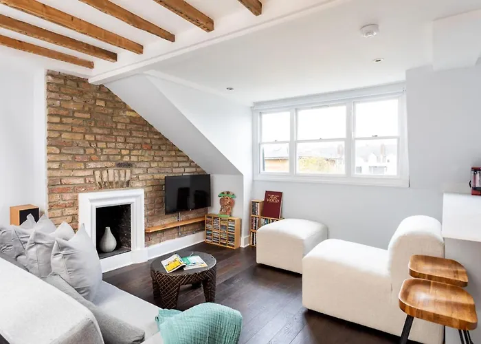 Bright Maida Vale Apartment