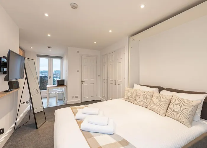 Modern Studio Flat With Balcony On The King\'S Road In Chelsea, London