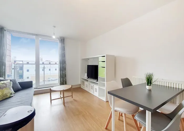Free Parking - Two Bed Apartment By London Docklands
