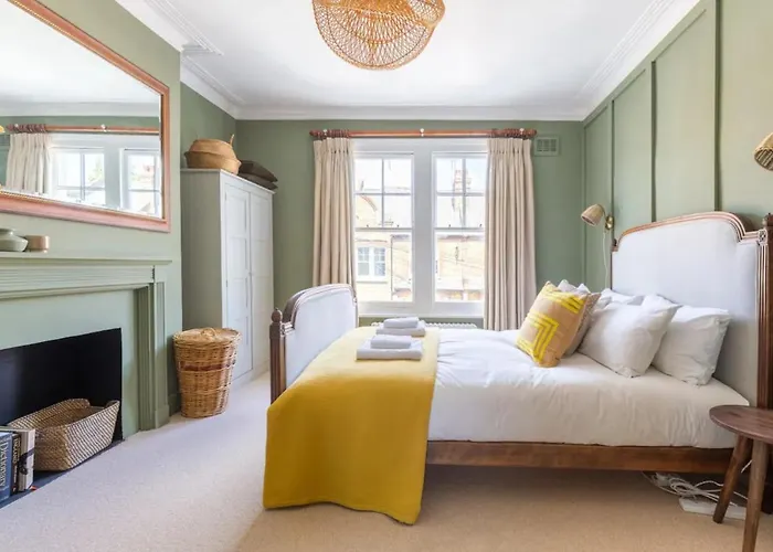 Luxuriously Designed 3 Bedroom Apartment In Clapham