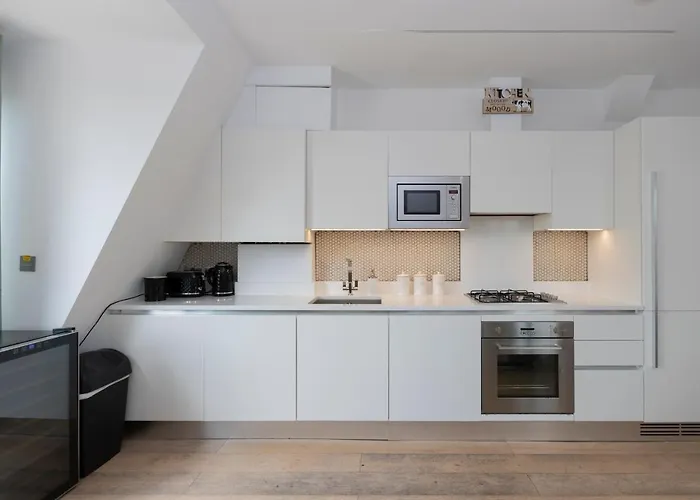 Stunning 3 Bedroom Penthouse With Terrace And Lift