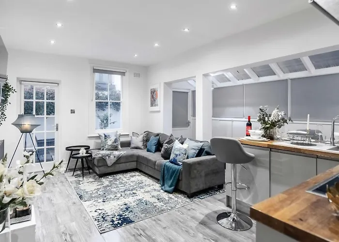 Beautiful London Chelsea Apartment With Private Garden