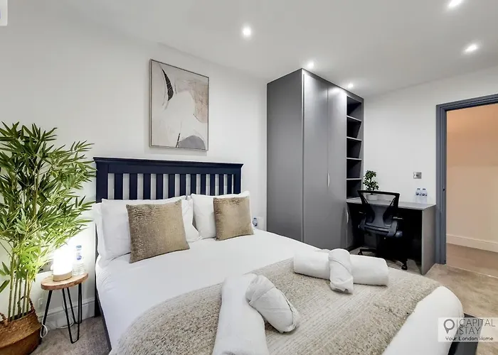 Free Parking - Stylish Three Bedroom Apartment By London Excel