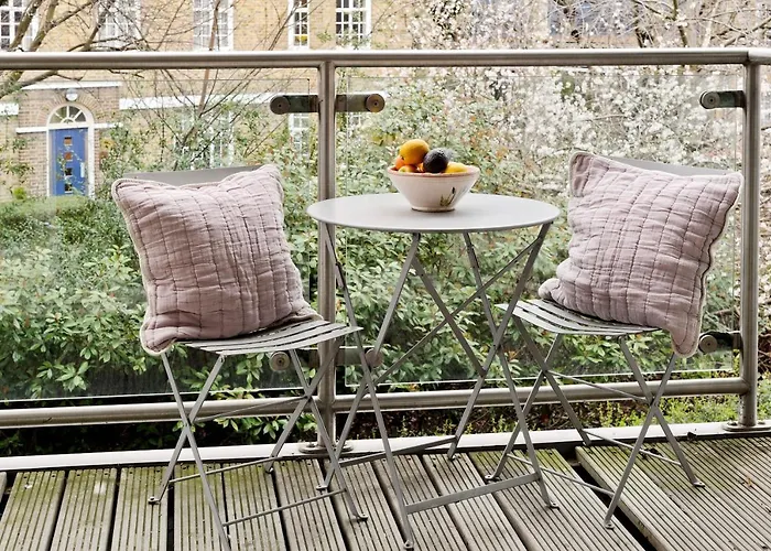 Large One Bedroom Flat With Balcony Close To The City By Underthedoormat