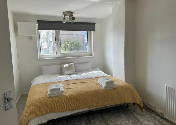 Cheerful Double Room For Single Use
