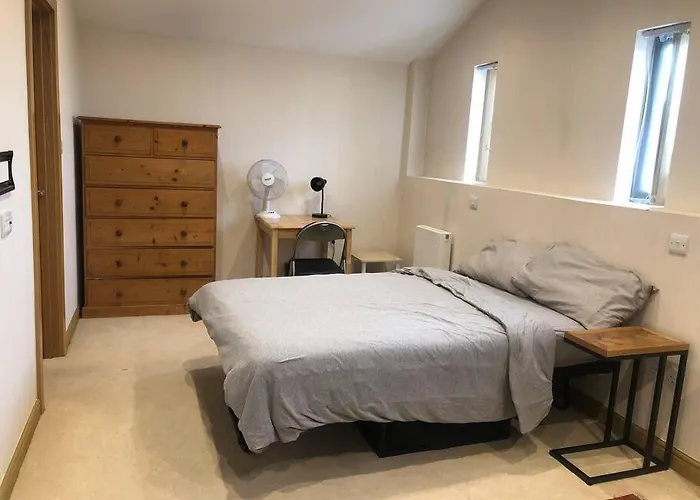 Flat In North Acton