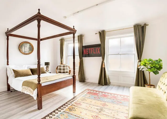 Victorian Style Apartment W/ Four-Poster Bed In Camden Town