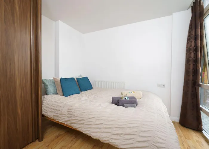 Beautiful 1 Bed Apartment With Living Room