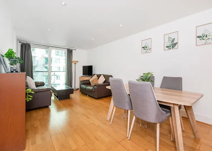 Compact 2 Bed Good Transport Links