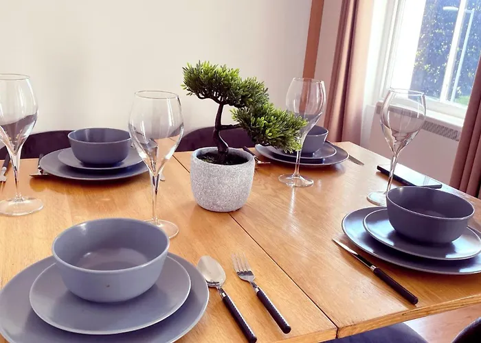 Uk Chaps Retreat: 2 Bedroom - 2Bathroom Apartment