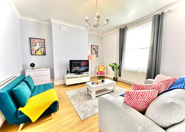 Enticing 2 Bedroom Flat With Mini-Garden In Hackney, Lower Clapton
