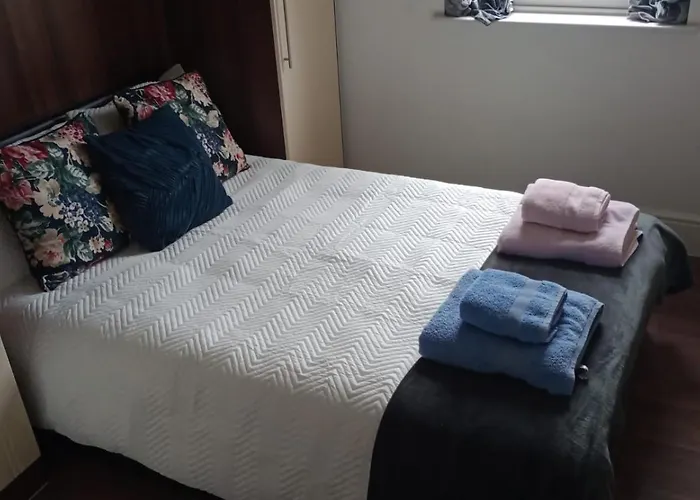 Notting Hill Next Door Bedroom In The Share Flat
