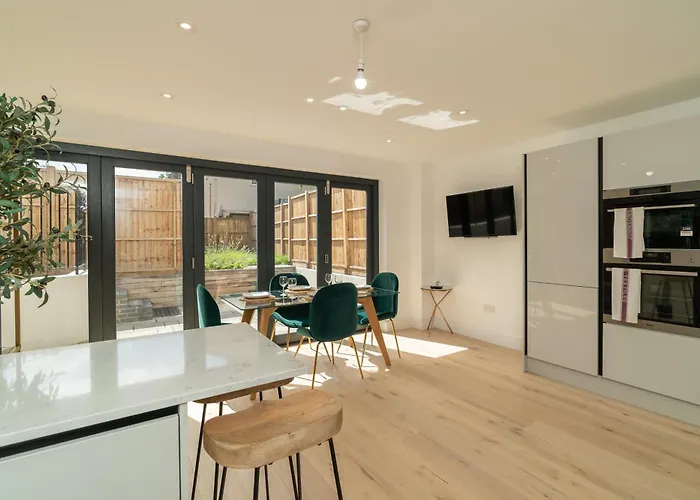 4 Bedrm House Greater London