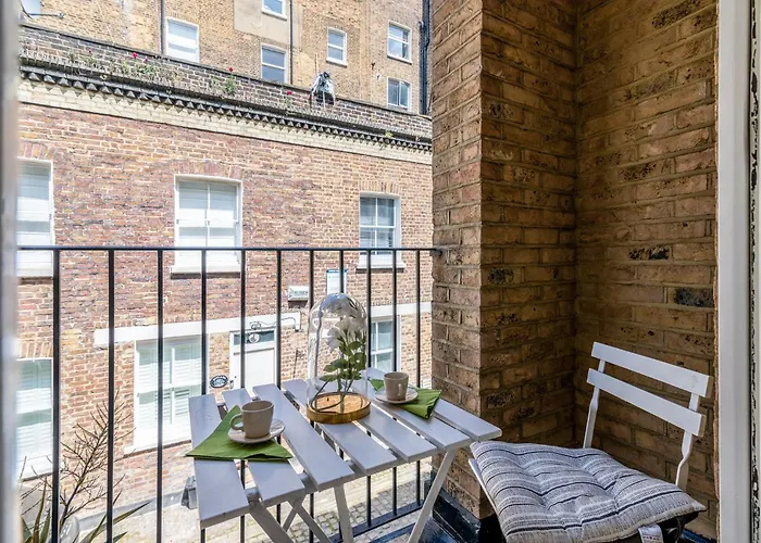 Charming 3-Bedroom London Townhouse Balcony