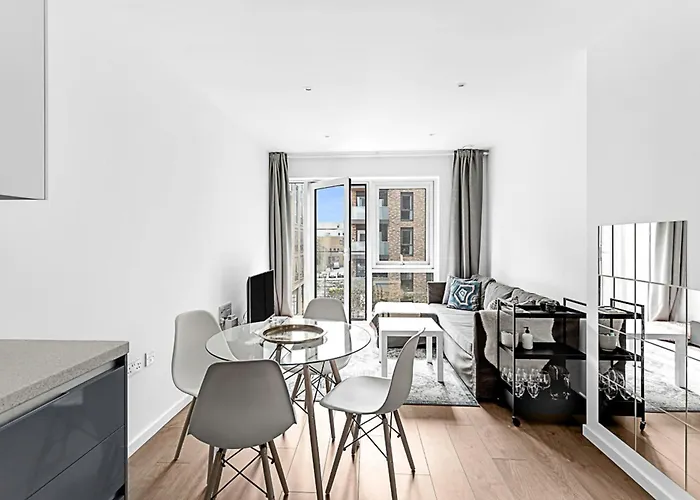 Stylish Flat In Battersea Reach
