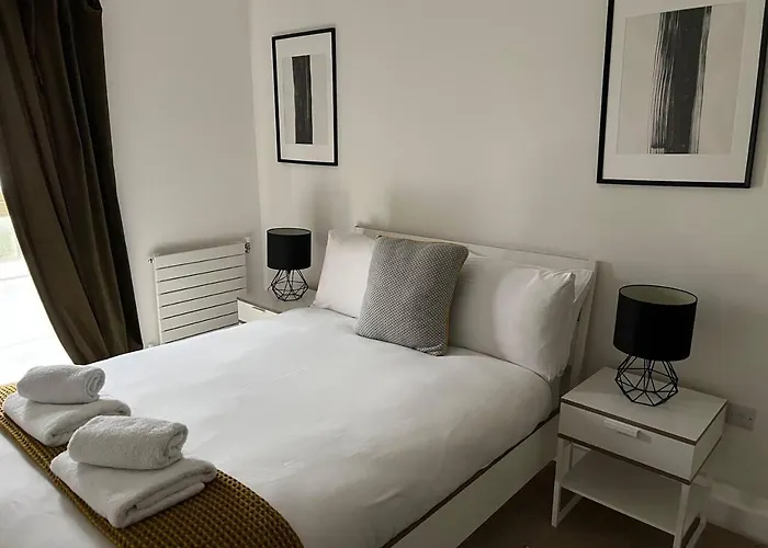 Modern 1 Bed Flat Near Station And City
