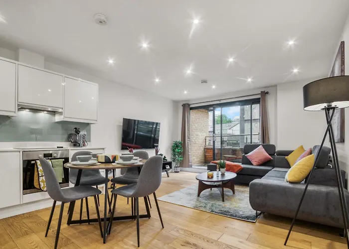 A Vibrant 2 Bed & 2 Bath In Old Street Zone 1
