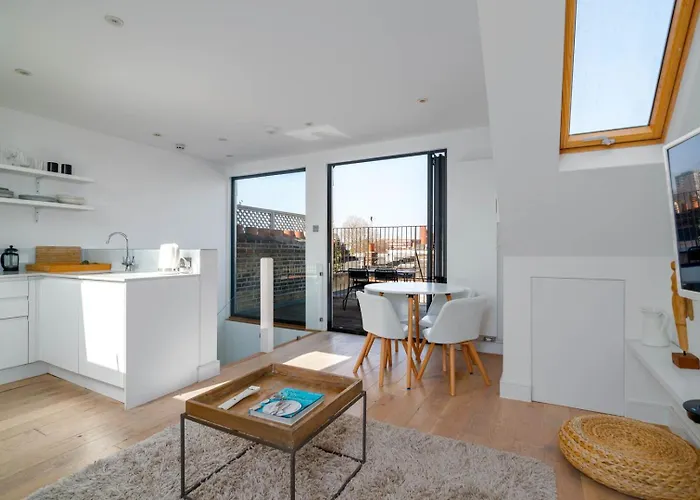Modern Top Floor Home in West Kensington wTerrace