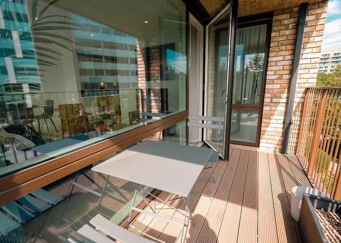 Modern 2 Bedroom With Superking Bed, Gated Free Parking & Balcony Views Near Wembley