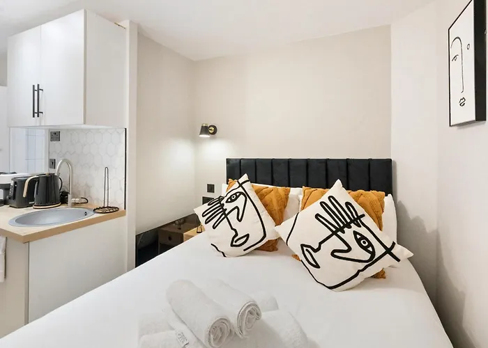 Chic City Pad: Modern Studio Retreat