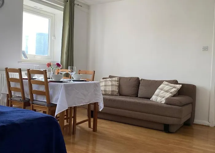 Comfy Entire Flat With City View Balcony In Regents Park, Camden, Central London