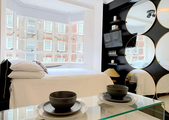 South Kensington, Piccolo Paradiso