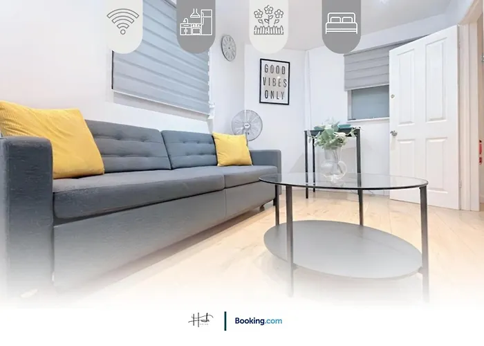 2 Bedroom Flat By Hush Haven Homes Short Lets And Serviced Accommodation With Garden & Free Parking Near Excel, Lcy Airport