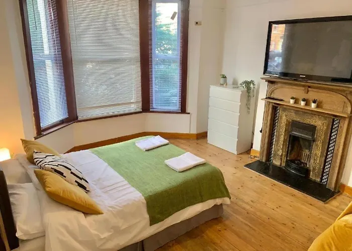 Best Priced London Living Deluxe Bedroom 4