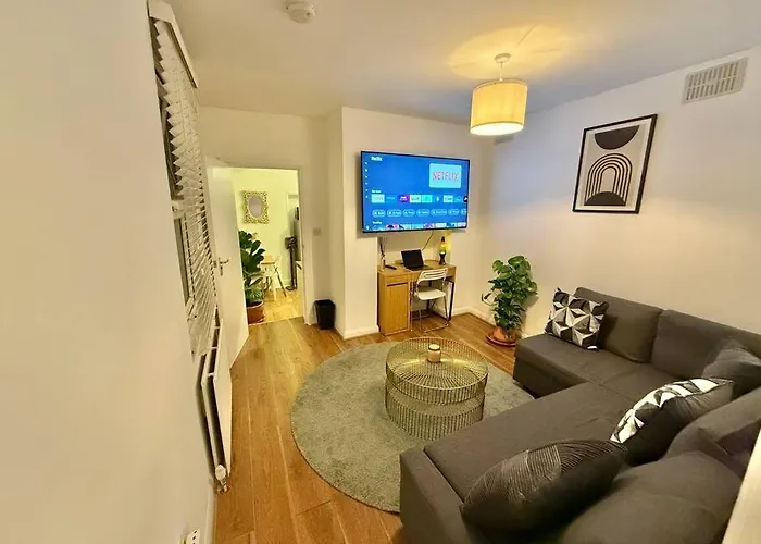 Cozy 1-Bedroom Flat