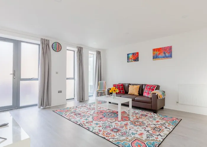 Spacious 3Bd Flat Near London City Airport