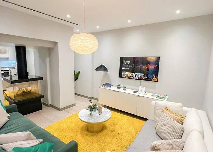 Luxurious 3-Bedroom & 3 Bathroom Flat With Indoor Fireplace And Patio In Central Mayfair