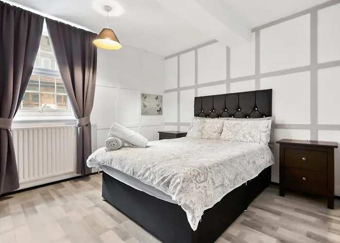 Private Bedroom Near Tower Bridge, Comfortable Stay With Shared Amenities!