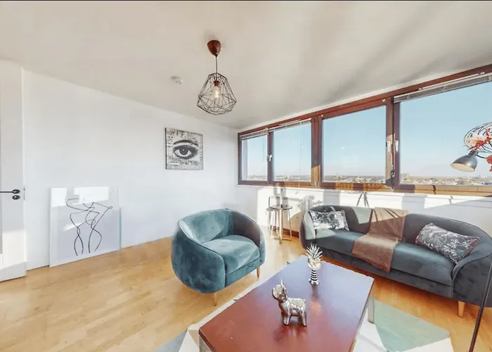 Lake View Hackney High End 3-Bedroom Flat Long Term Stays