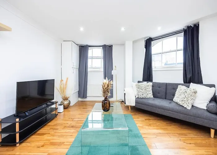 City Chic Apartment Steps From Liverpool Street